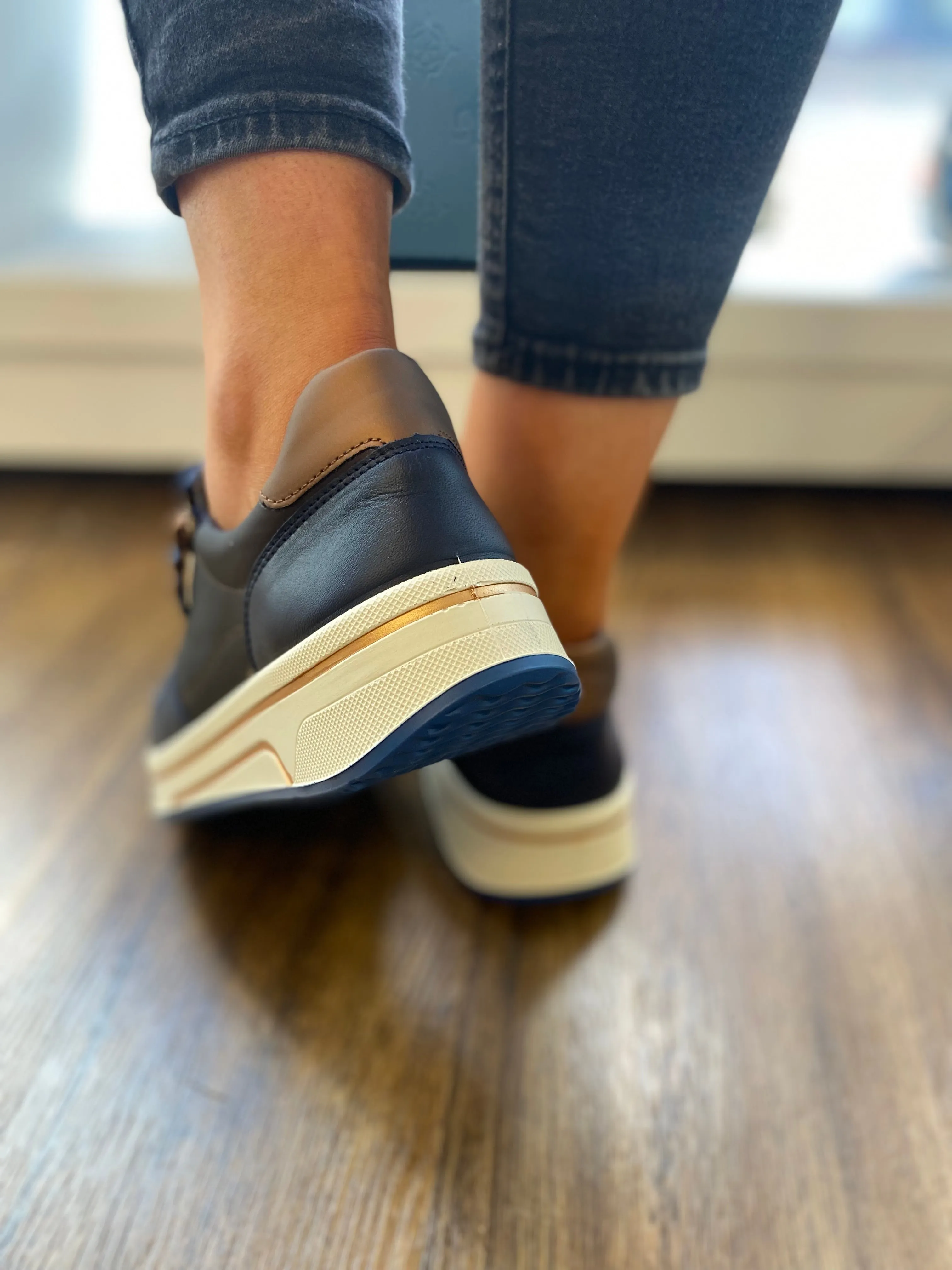 Ara Sappora Navy Trainer